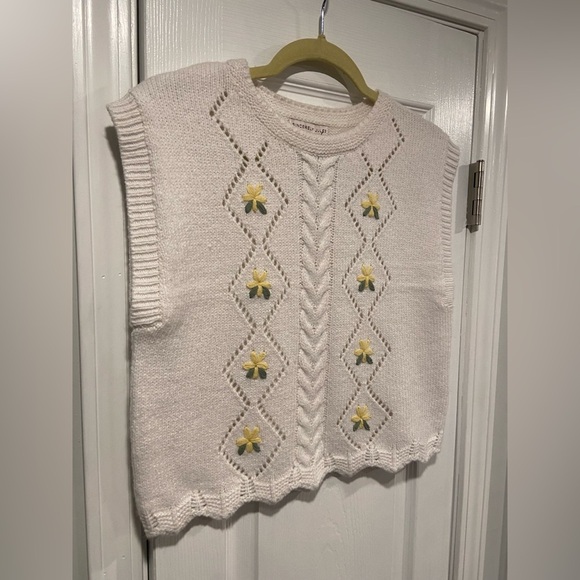 NWT Sincerely Jules Size L Cream Pointelle Knit Flower Sleeveless Top Vest - Picture 5 of 10